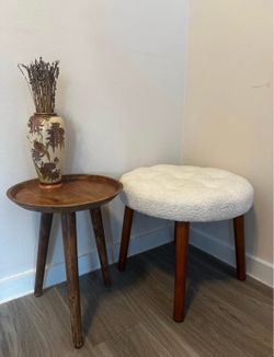 Round ottoman with wooden legs & boucle’ tufted seat with mango wood round side table