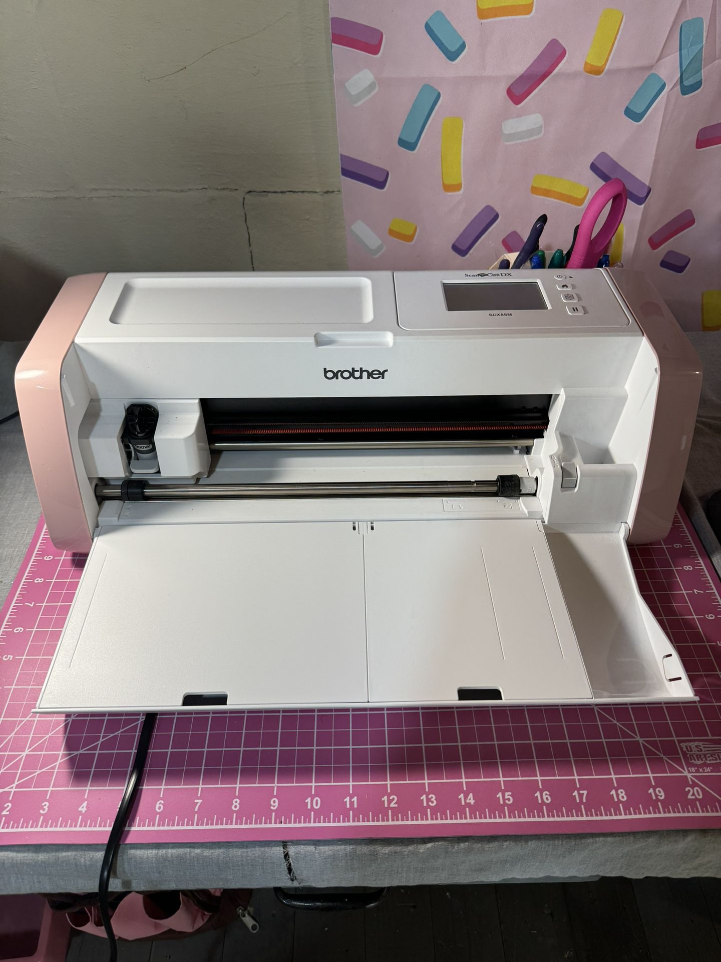 Brother ScanNCut SDX85M Electronic DIY Cutting Machine with Scanner, Make Vinyl Wall Art, Appliques, Homemade Cards and More with 251 Included Pattern