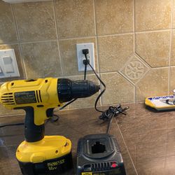 DE WALT 18V CORDLESS DRILL WITH CHARGER