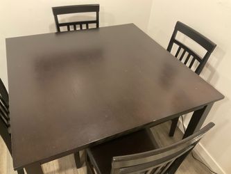 Dinner table and chair set