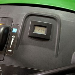 El tractor cortacésped es un John Deere S110 / 27.7 Hrs