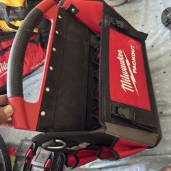 Milwaukee 15 in. PACKOUT Tote