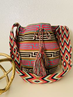 Mochilas Colombianas / Crossbody Bag Boho. Radiant color. Pink/Brown.
