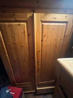 Double wardrobe dresser