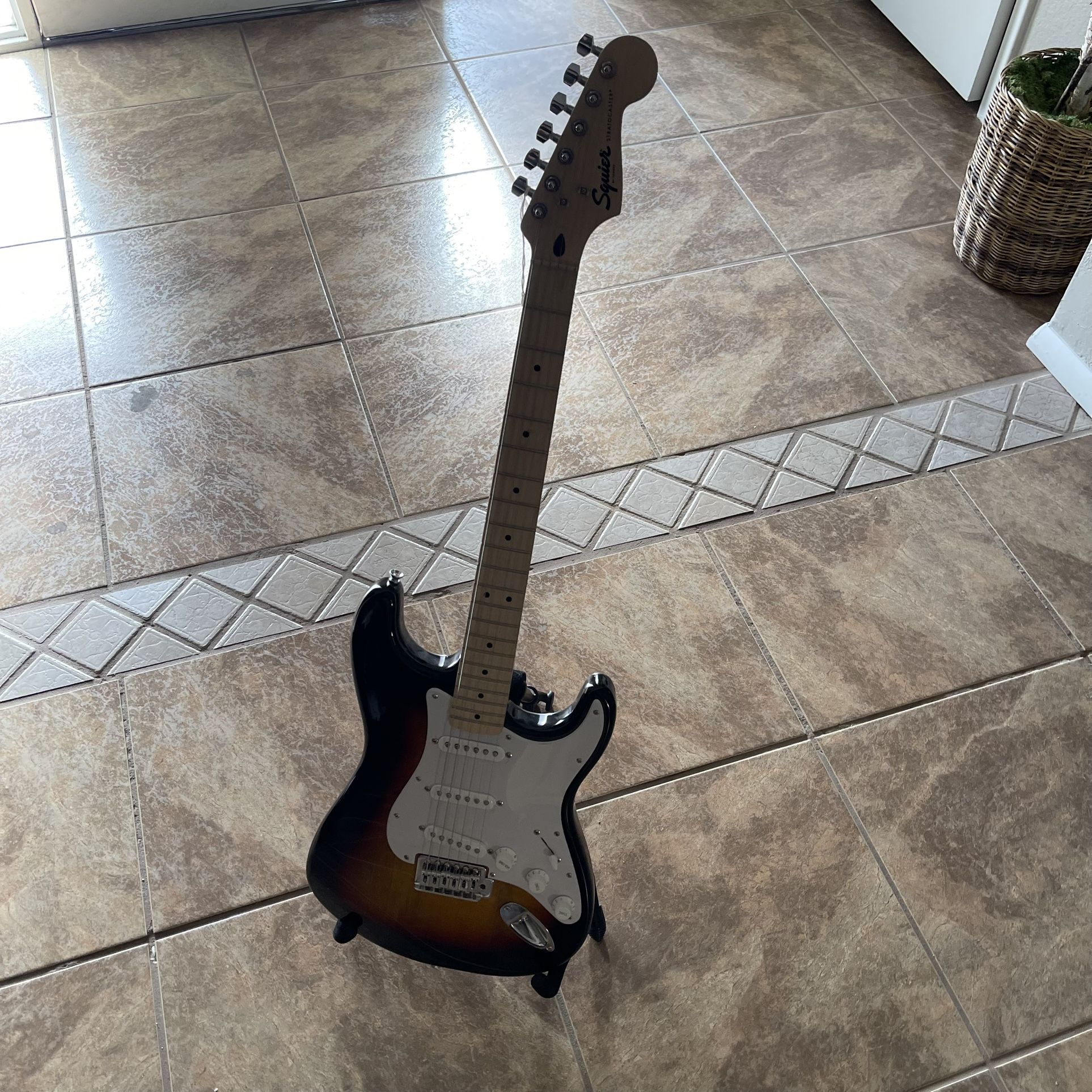 Squier Sonic Stratocaster Electric Guitar Pack With Fender Frontman 10G Amp 2-Color Sunburst