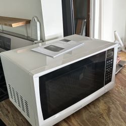 White Compact Microwave INSIGNIA 