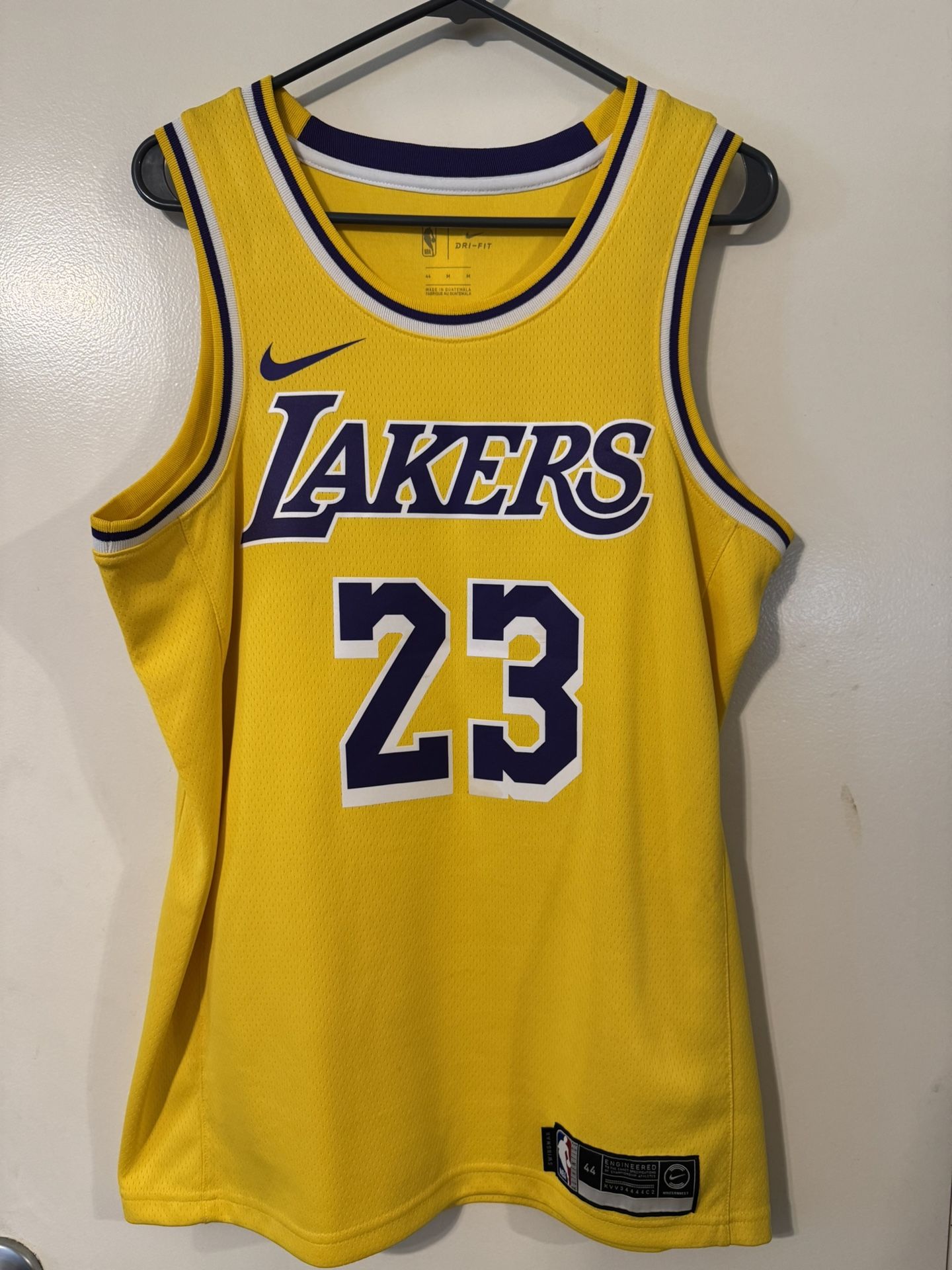 LeBron James jersey Sz. M