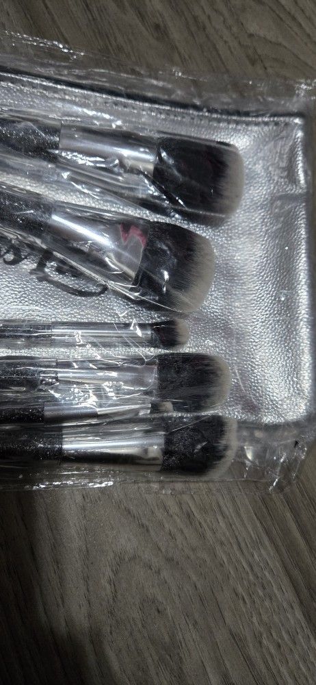 New Miss Lil Makeup Brushes With Bag