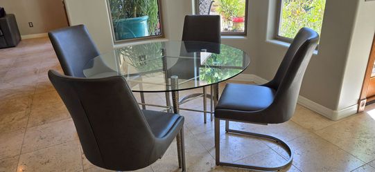 Dining table with 4 leather chairs