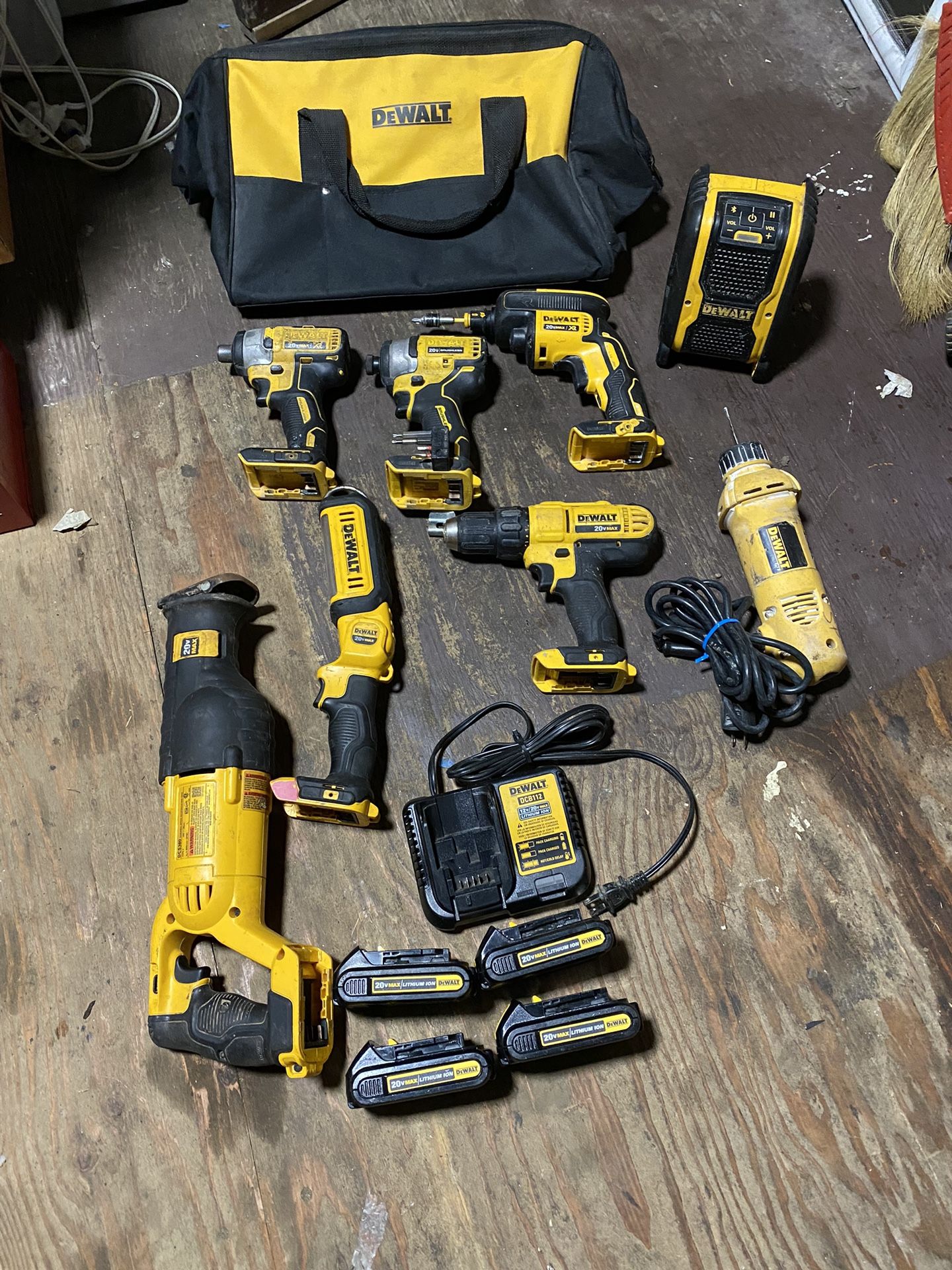 DEWALT 20vmax and 4 battery and Charger 