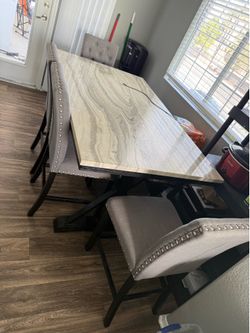 Dinning room table for Sale !!