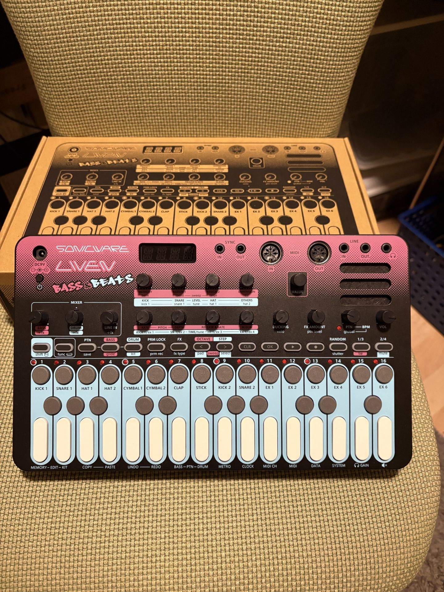 Sonicware Liven Bass & Beats like new w/ power supply