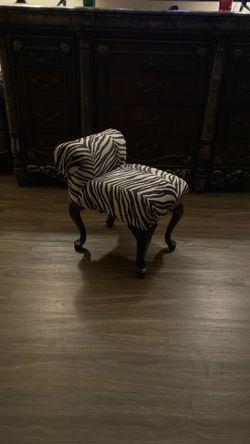 Vanity Stool/ Tuffet