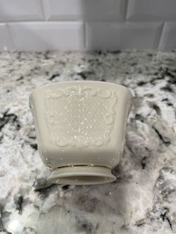 Lennox. Ivory dip bowl with 24 karat gold trim. Beautiful pattern measures 4 1/2 x 3