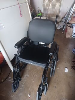 KI MOBILITY  CATALYST 5 WHEELCHAIR