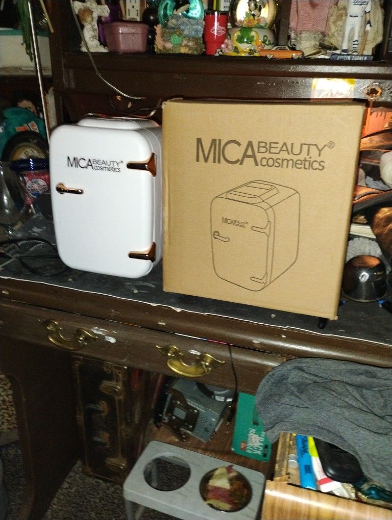 MICA Beauty Cosmetics 110 Volt 4 Liter Mini Compact Fridge in White