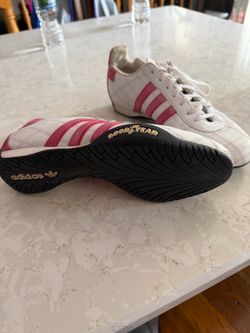 Tennis shoes