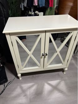 Accent cabinet