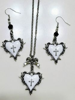 🌟 White Gothic Heart Pendant Necklace and Matching Earrings Vintage 🌟