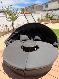 Day bed with canopy