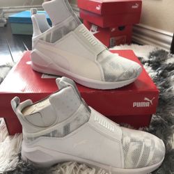 🎄WOMEN’S WHITE PUMA SHOES 6 🎄