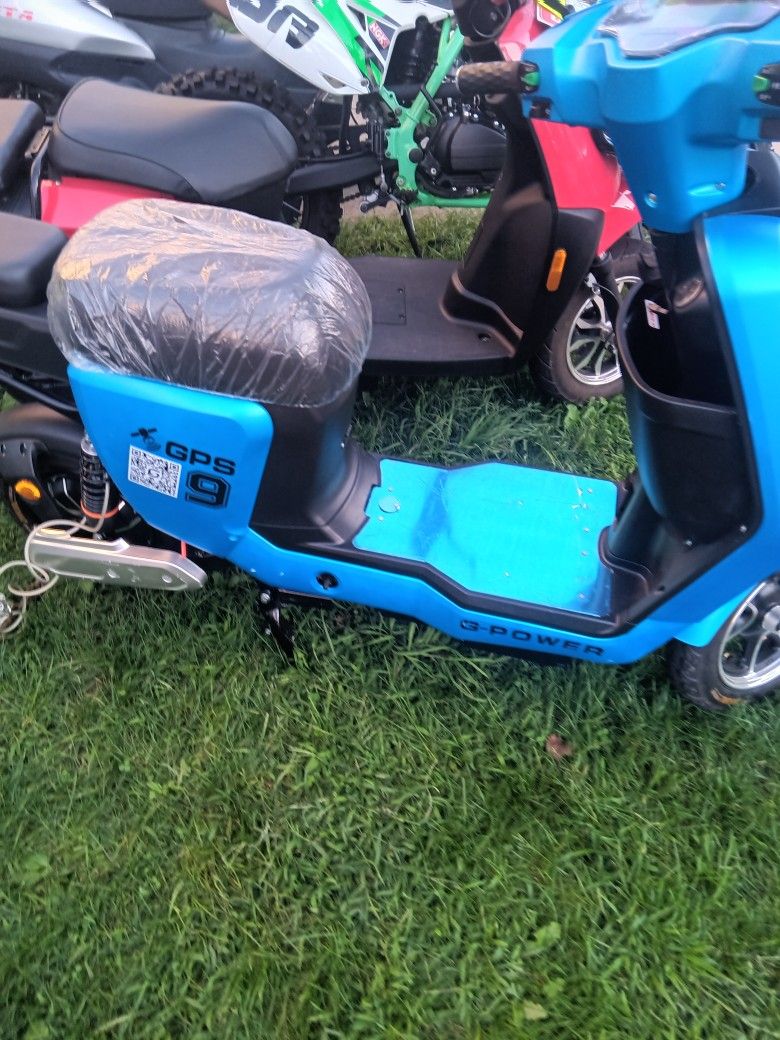 Electric Scooter & Alarm & Street Legal & Bluetooth Music & 40mph & 6 Hour Ride