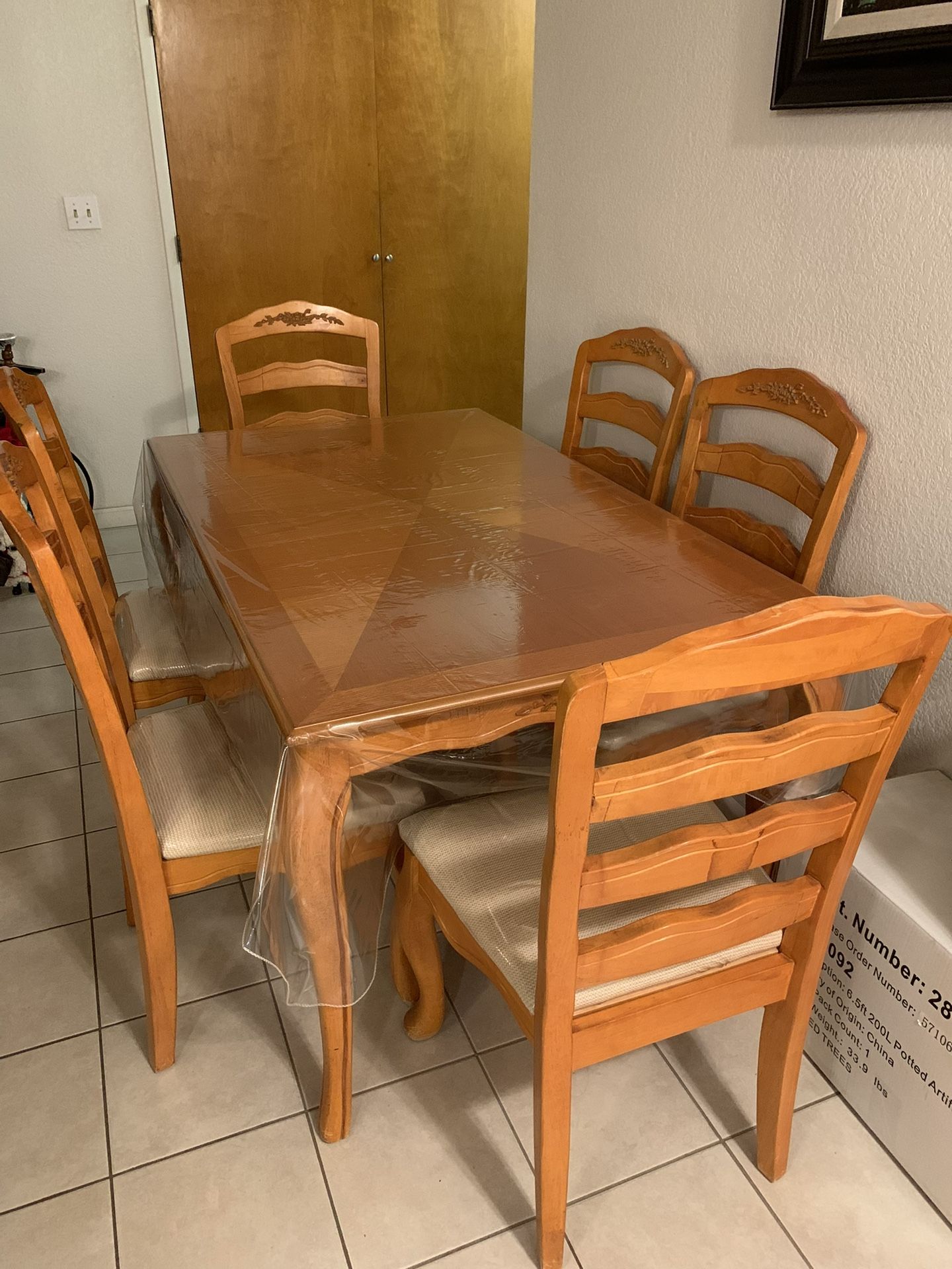 Dining set. Table and 6 chairs. 