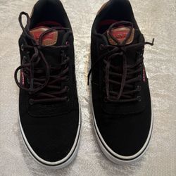 Almost New Condition Men’s Sneakers Size 10.5 !🌺