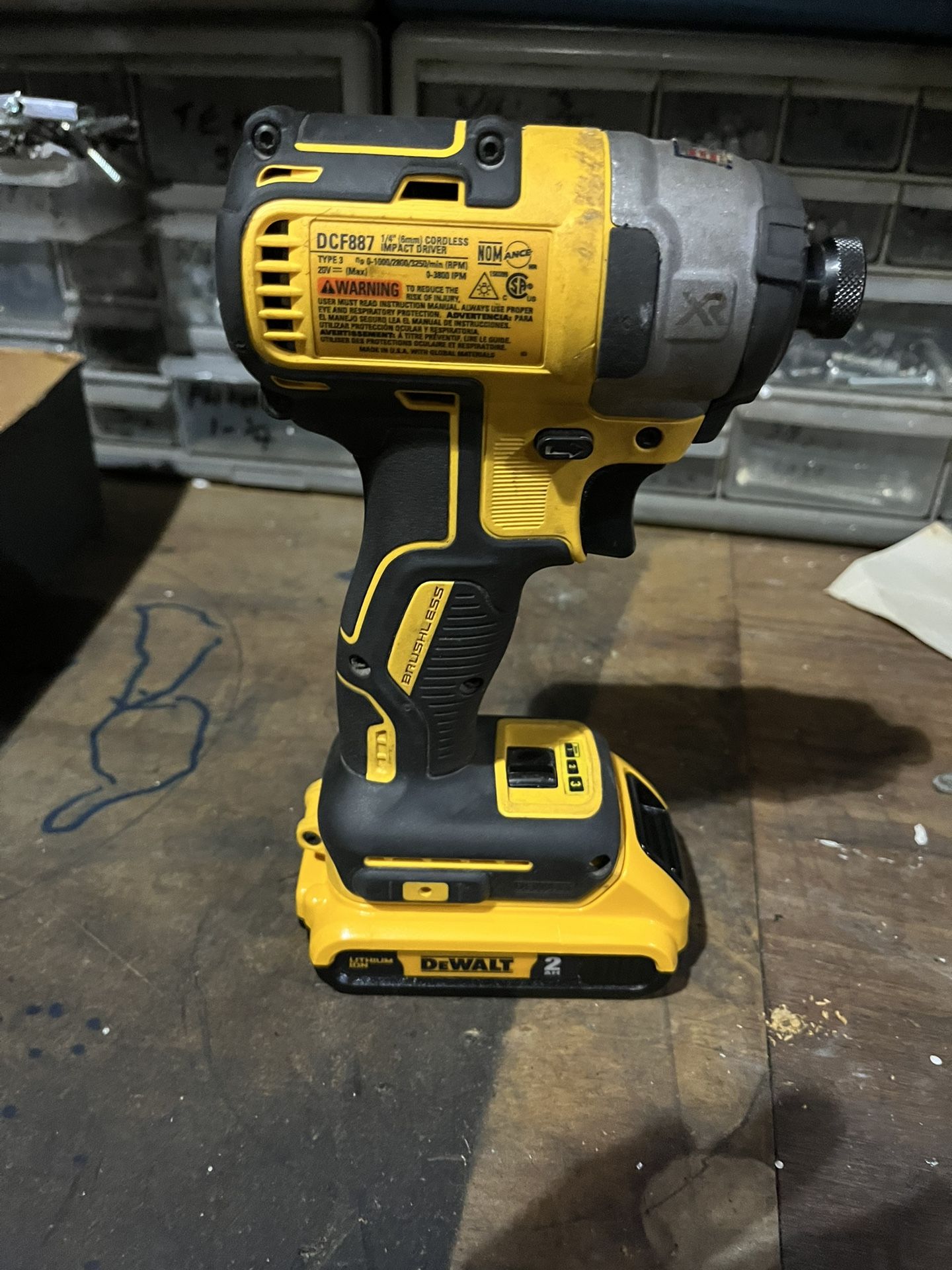 20 V Dewalt 887–1/4 Inch Impact Gun
