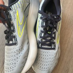 Brooks sneakers size 9