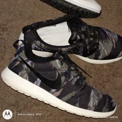 Nike and Roshe Run Sneakers lot