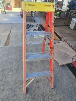 4 ft fiberglass step ladder