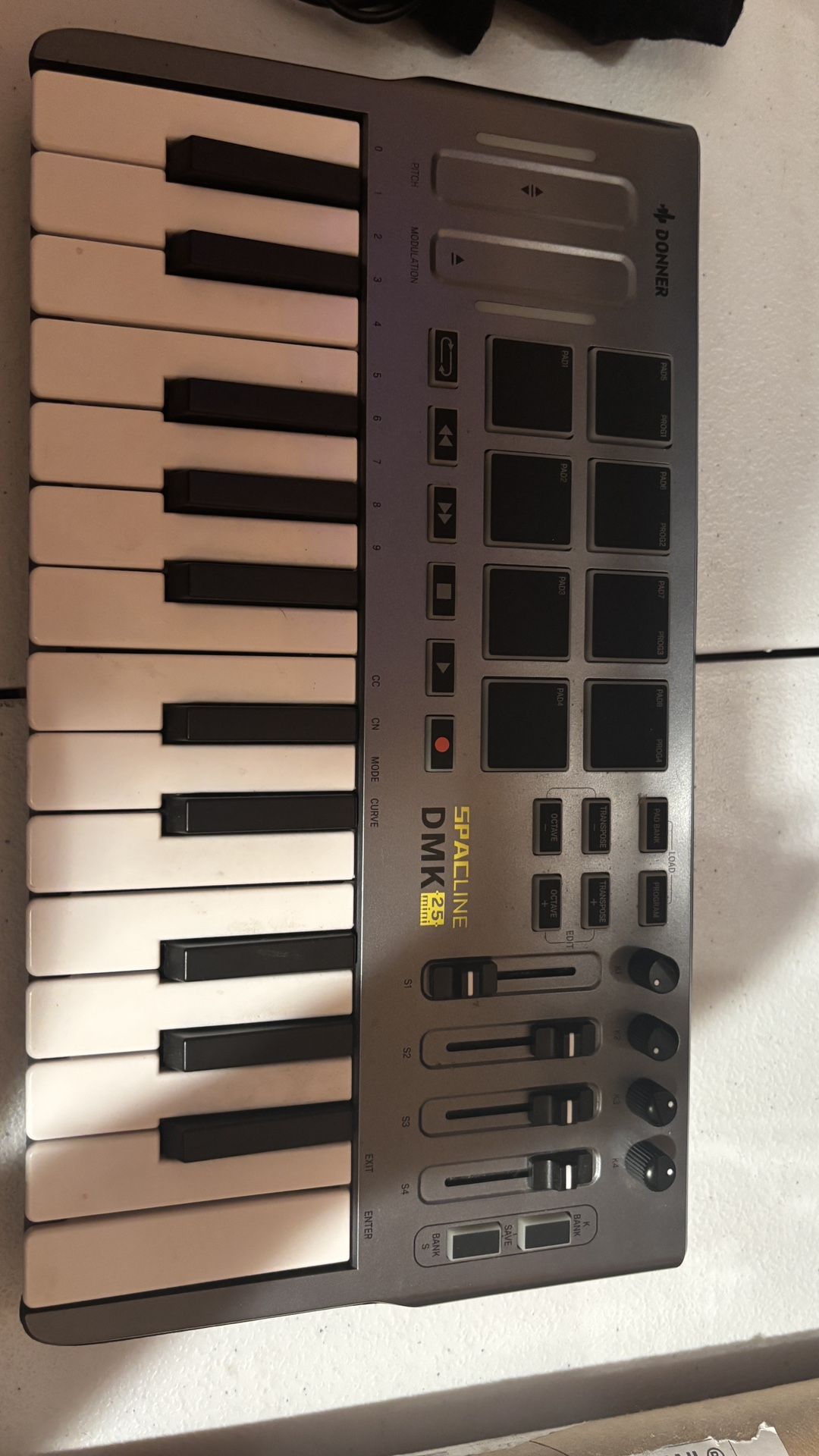 DMK 25 Pro MIDI keyboard