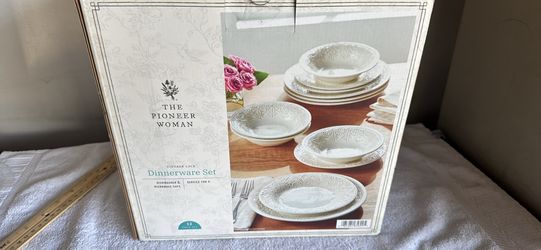Pioneer Woman 12 Piece Vintage Lace Dinnerware Set