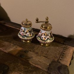 VINTAGE SALT &AMP; PEPPER SHAKERS PEPPER MILL MADE IN ITALY CAPODIMONTE SPICE