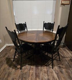 Beautiful 48" round bear claw table w/ 4 chairs