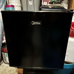 Midea 1.7 cu ft Compact Refrigerator Black