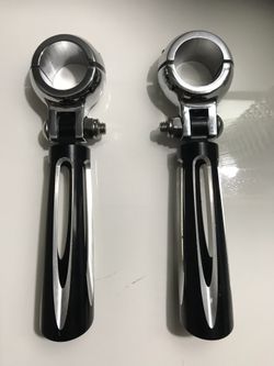 Clamp -on highway peg mount for crash bars Black 1-1/4” for Harley Davidson