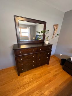 MOVING SALE ! - Queen bedroom set