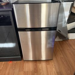 Mini fridge with freezer
