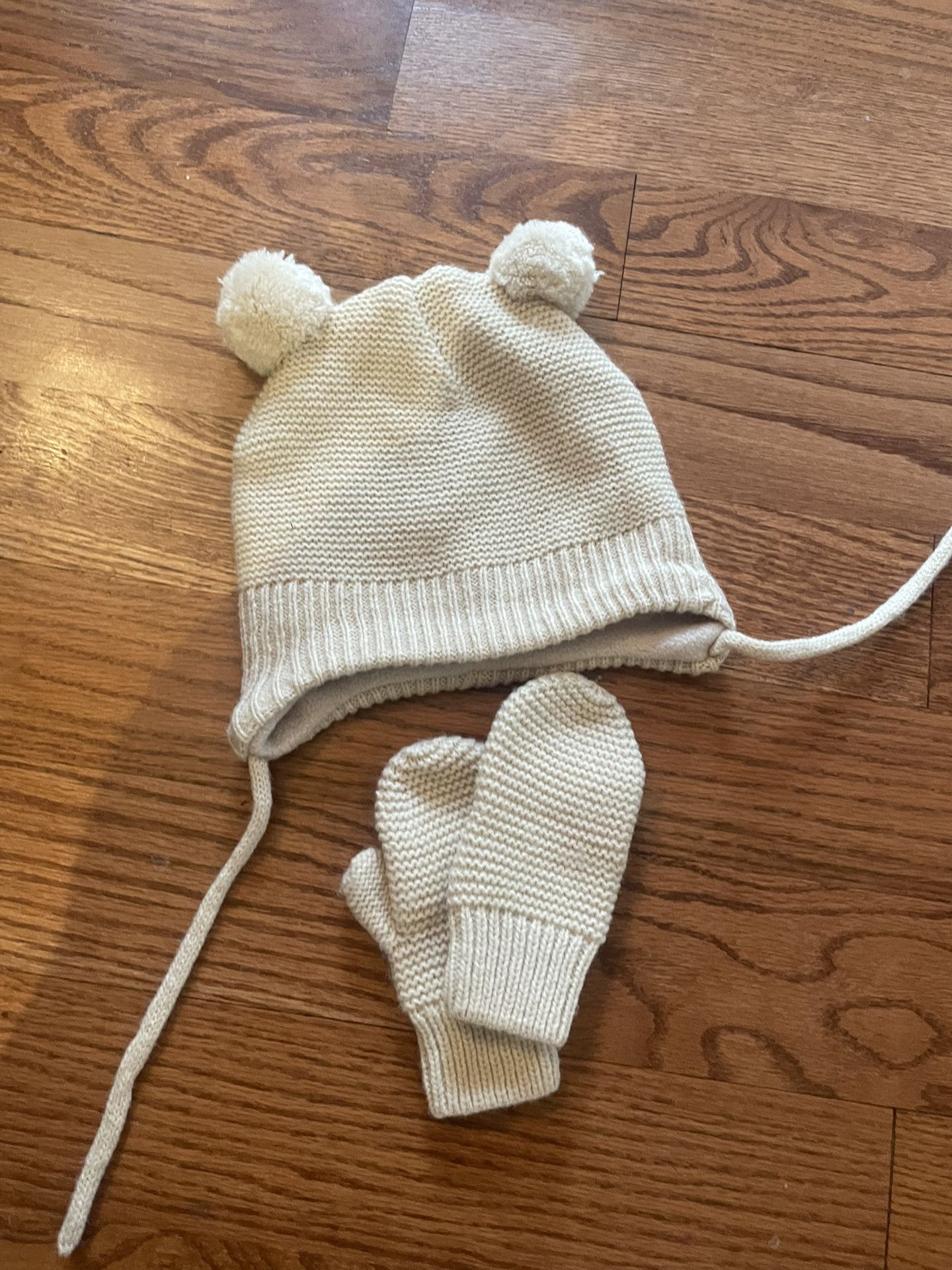 Like New H&M Crème Hat And Gloves