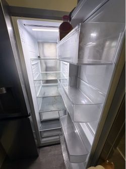 LG refrigerator water and ice dispenser