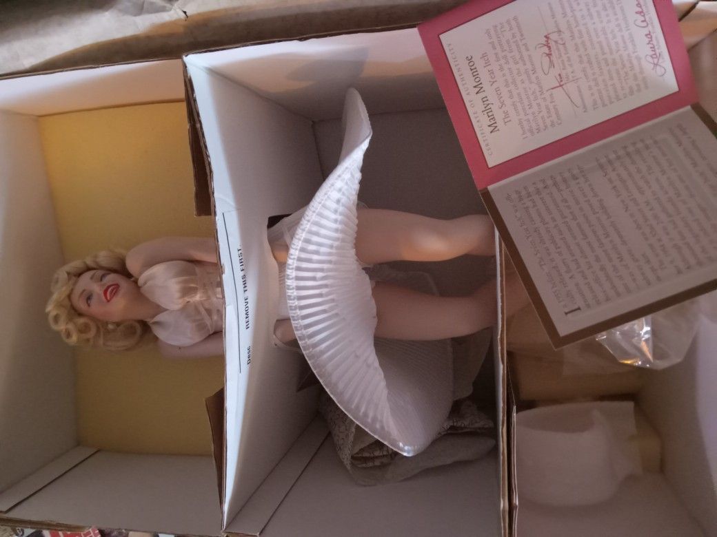 Real Marilyn Manroe Porcelain Doll From The Movie 7 Yr Itch With Authunification Certificate