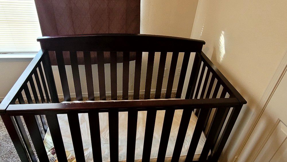 BABY CRIB WITH MATTRES 