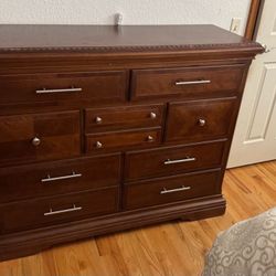 Dresser and nightstands bedroom set