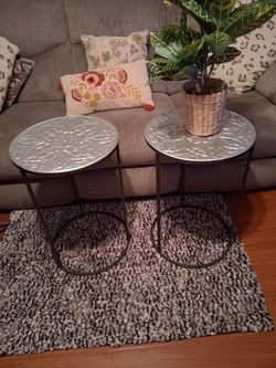 Set of 2 Round Tables