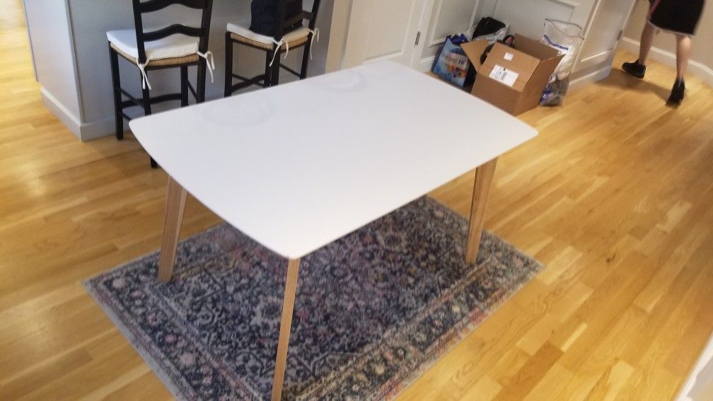 Kitchen Table, Like New !!!