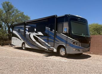 2019 Forest River Georgetown GT5 34H – Low Miles – Bath & 1/2 – Excellent Family Coach