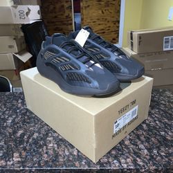 DS Yeezy 700 V3 Clay Brown Size 10.5