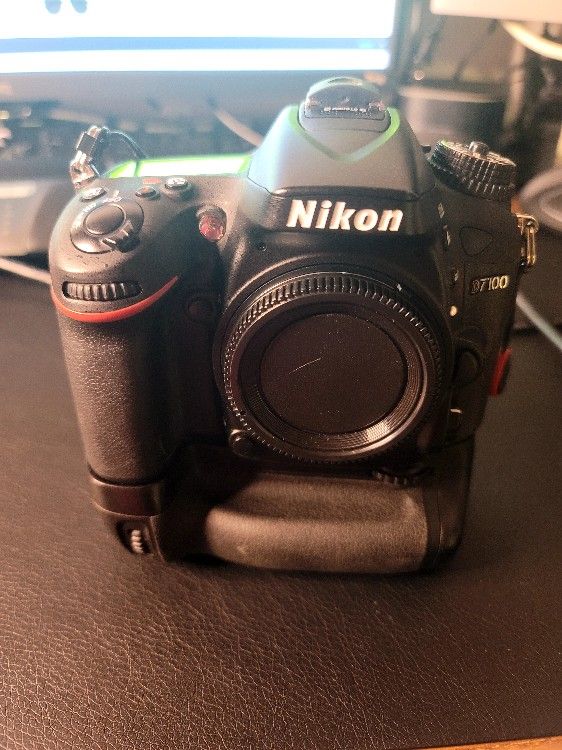 Prestine Condition nikon D7100 with Battery Grip Mb-d15